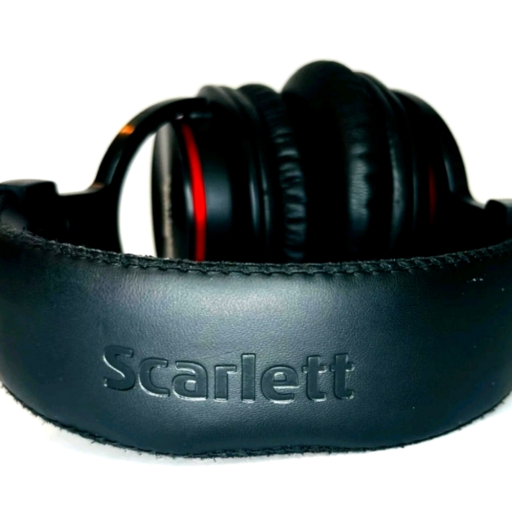 Scarlett Focusrite studio headphones